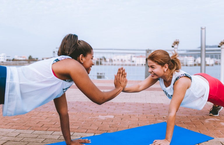 Learn about the 4 best core exercises for beginners. Get started today strengthening your core!